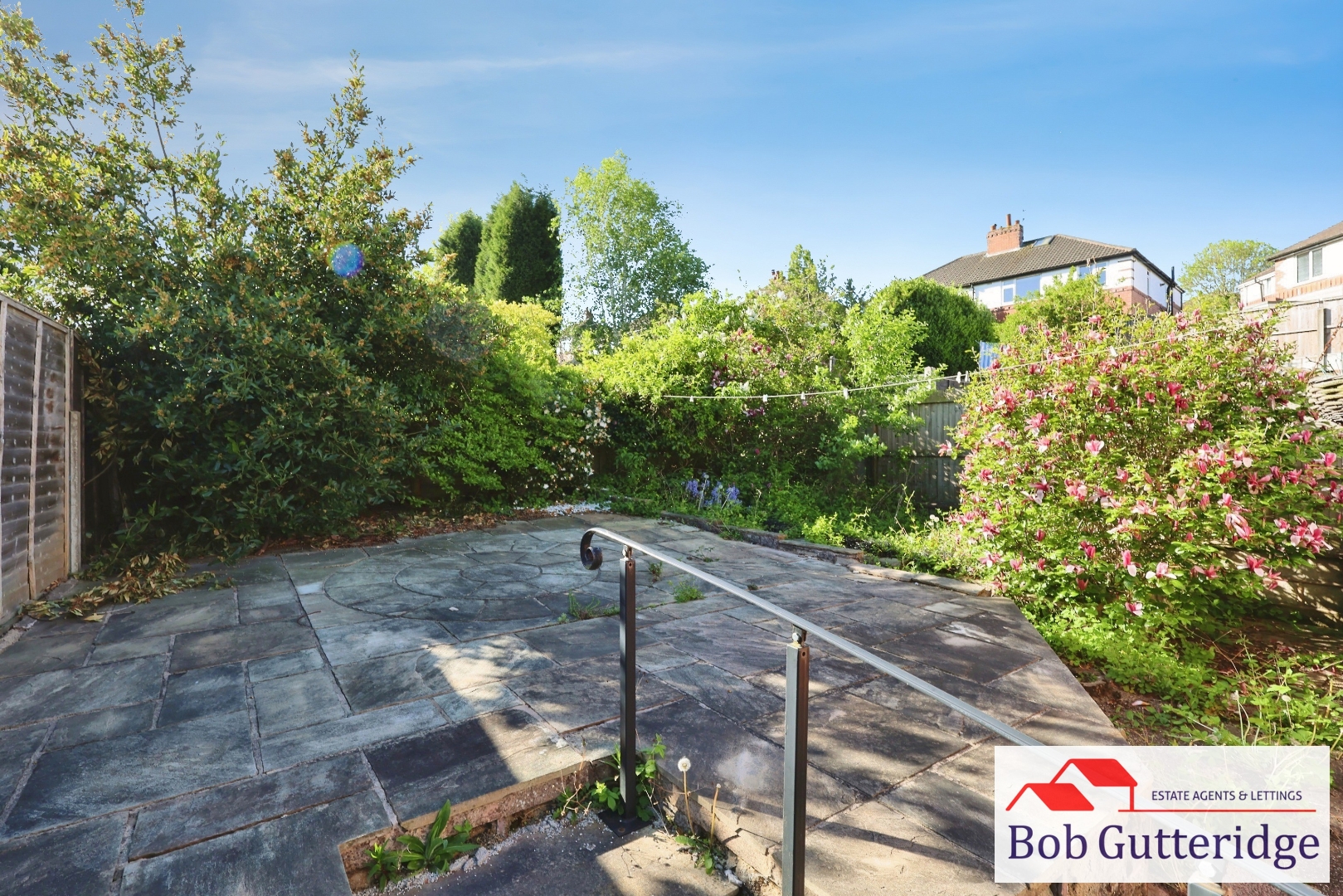 ENCLOSED REAR GARDEN